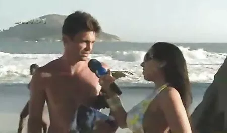 היא הייתה משועממת בלי סרטי פורנו לצפייה ישירה מאהב, אז היא מתפשטת ומאוננת על הנרתיק שלה