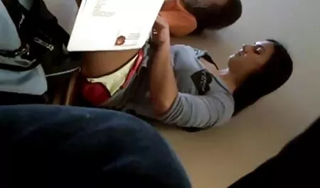 אישה בוגרת סקסלצפיה ישירה מוצצת לשליח