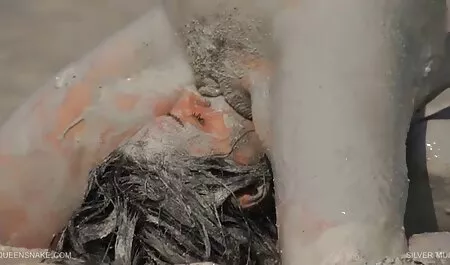 מתאבן את מרגו מאונן צפיה בסרטי סקס חינם בעדינות בזמן שהוא יושב על הרצפה