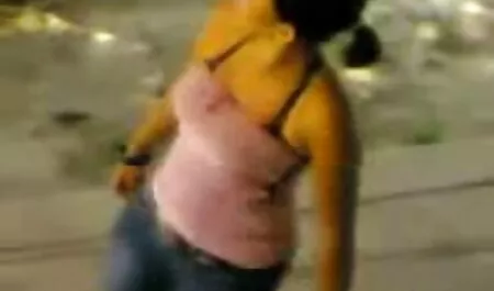 הבחורה על סקס לצפיה ישרה בחינם הספה.