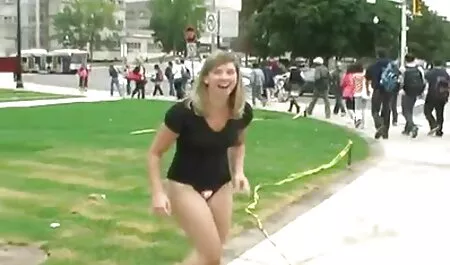 נסטיק מוריד את סרטוני פורנו לצפייה ישירה בגדיו.