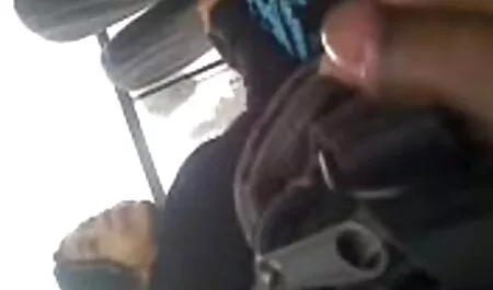 גברים רכים מתעוררים ומריחים ילדה סקסלי חינם קטנה ויפה.