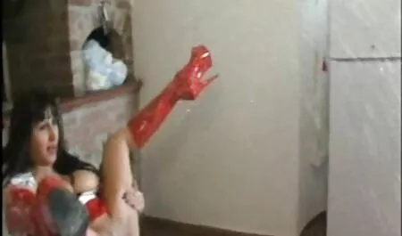 זוג צעיר מקיים יחסי מין בחדר צפיה ישירה בסרטי סקס ההורים בזמן שהם לא בבית