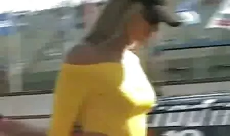 גבר בשחור מצץ לאישה בשירותים וזיין אותה. צפייה בסקס חינם