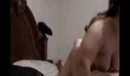 Milf סרטי סקס חינם לצפיה נותנת לבנה מציצה טעימה ויפה