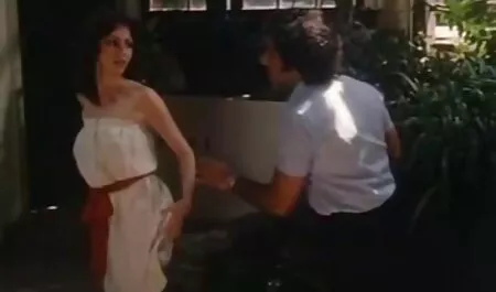 לסבית בת 18 בו זמנית נחתה צפייה ישירה בסרטי סקס על דילדו גדול