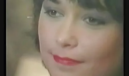 שלוש כובע לסביות ברונטיות מלטפות בסלון צפייה ישירה סרטי סקס