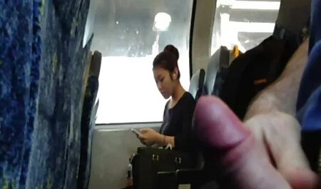 אלייזה עם גוף סקסלי חינם לוהט מספקת את עצמה.