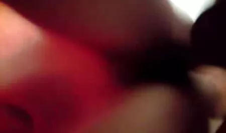 בנות משחקות סרטים ארוטים לצפיה ישירה עם דילדו ואגינה.