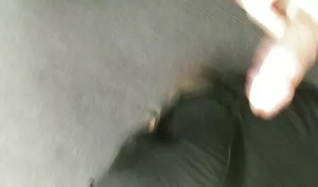 קאנה סרטוני סקס לצפיה חינם ג ' יימס מלטפת את הנרתיק שלה.