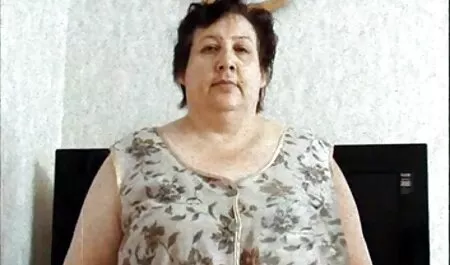 הבחורה מזמינה מאהב לבקר ומוצצת סרטוני סקס צפיה ישירה לו.